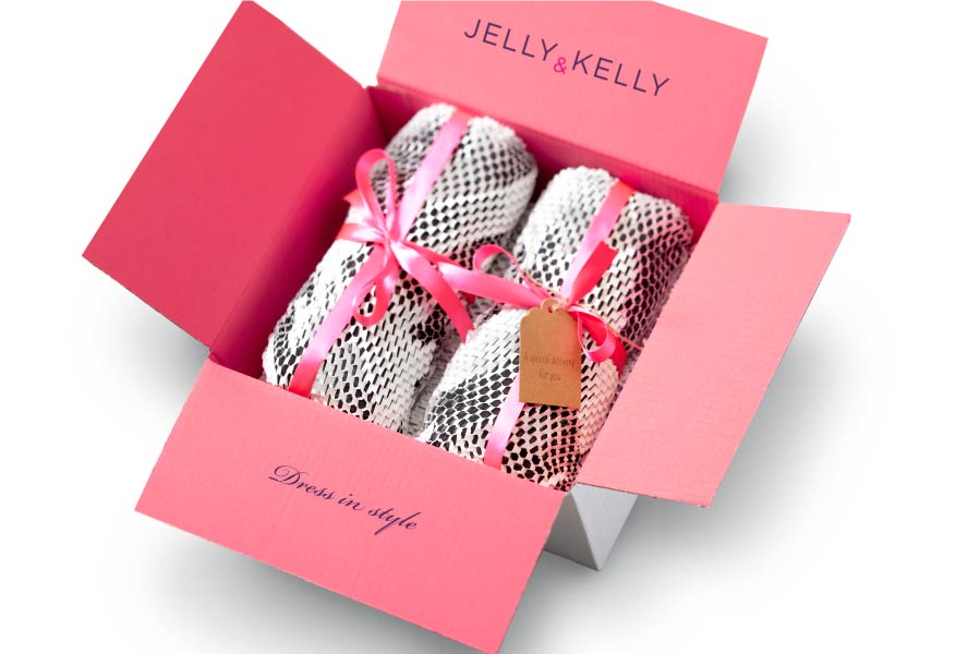 Packaging de marca, con tapa abierta, que muestra un producto